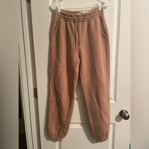 Women’s Abercrombie & Fitch joggers and cropped sweatshirt.